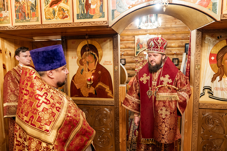 Божественная литургия в храме царственных страстотерпцев деревни Плещеево г.о. Подольск